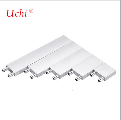 Ein Flüssigwasserkühler-Kühlersystem mit einem silbernen Wärmeabsorptionskopf Flüssigkühlkühler